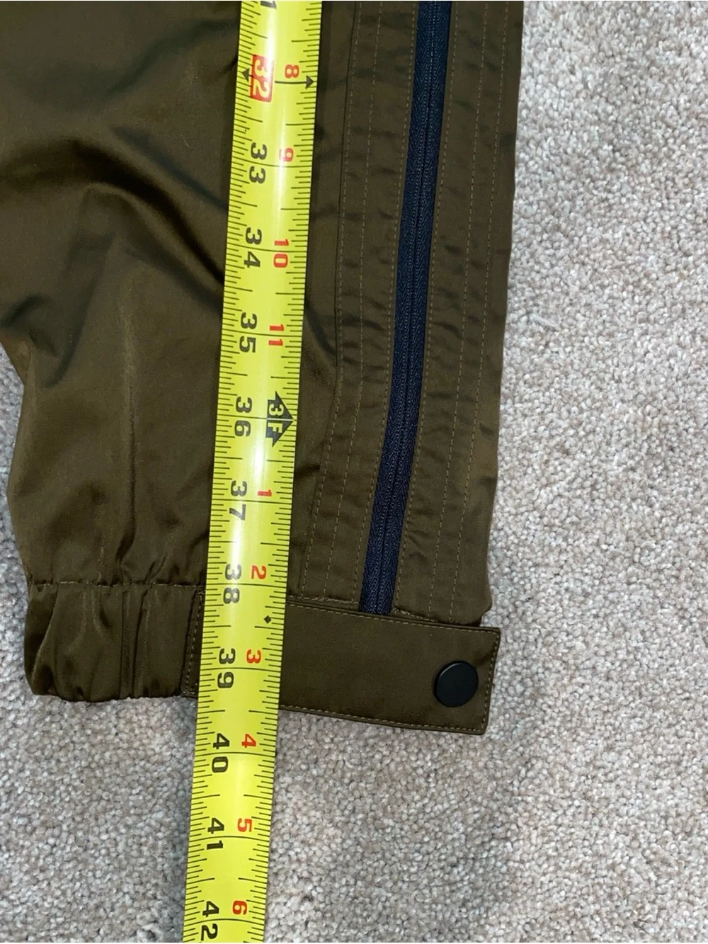 NWT Athleta Radiant Jogger Pant Olive Green Size 8 Sleek Satiny Finish MSRP $108